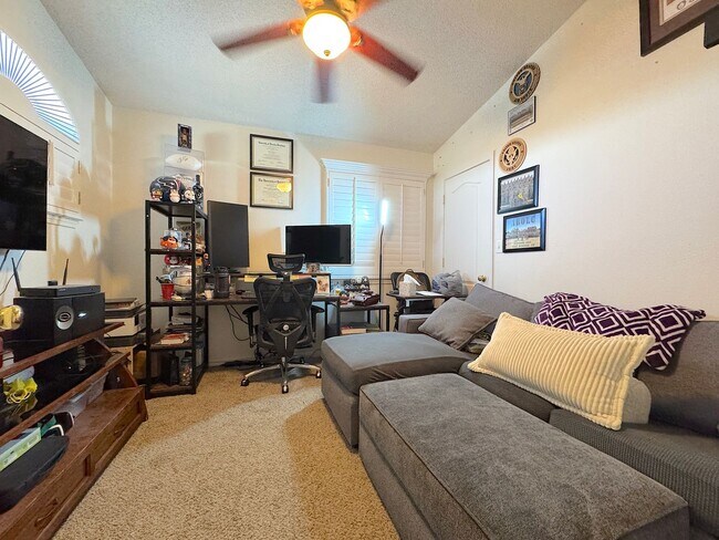 Building Photo - East El Paso 4 bed Refrig A/C w/Gorgeous L...
