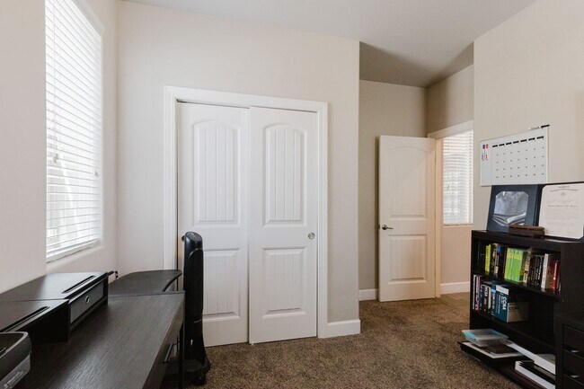 Building Photo - Spacious 3 Bedroom 2 Bath Home with 3-Car ...