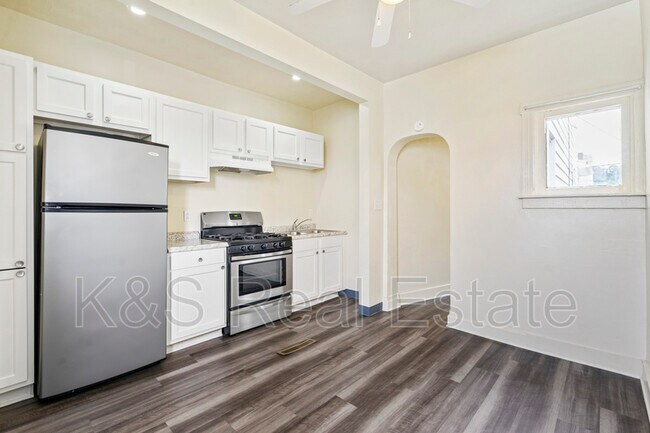 Building Photo - 814 Summit St