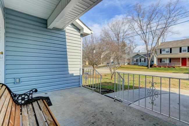 Building Photo - Knoxville 37919 - 3 bedroom, 2 bath home with a bright sunroom - Contact Ray Gaudet RAYGAUDET@OUT...