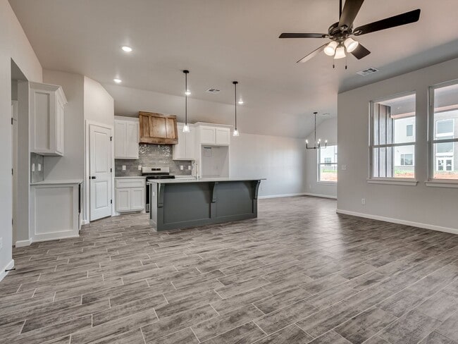 Building Photo - Newer Home available Mid-August 2026- Mustang Park- Storm Shelter