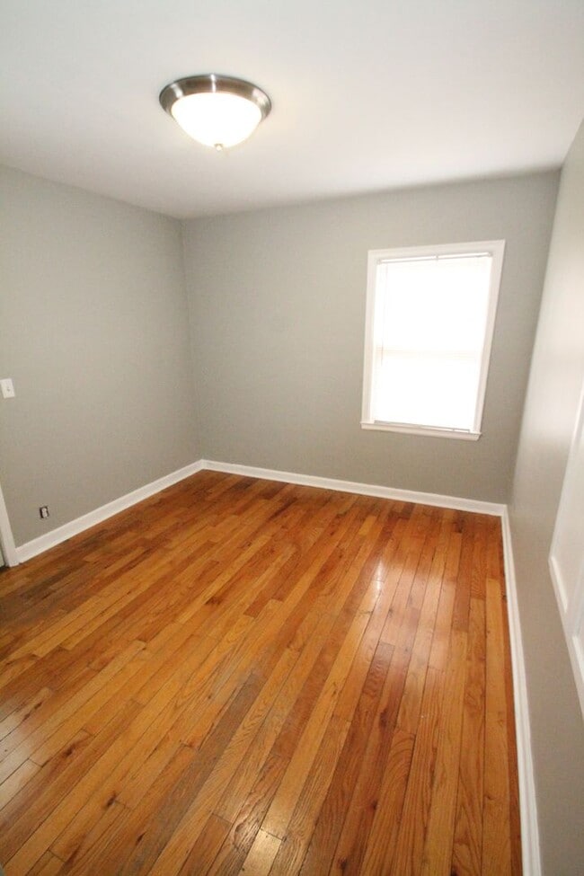 Building Photo - This 4br, 2bth home is for someone who wants way more than they pay for. SO Nice!