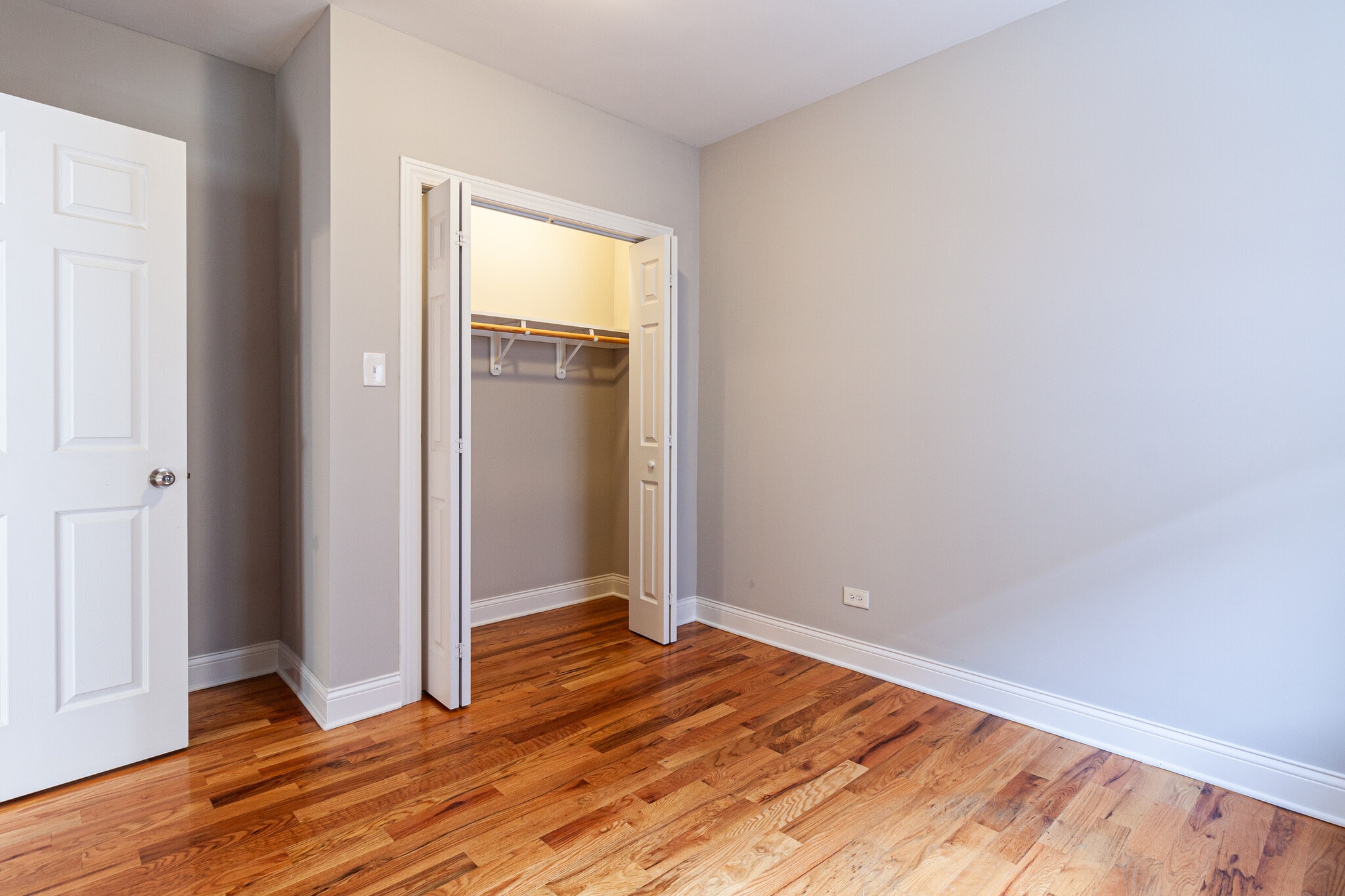 Building Photo - 949 W Cornelia Ave