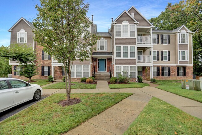 Building Photo - Large 2 Bedroom 2 Bath Ground Floor Condo ...