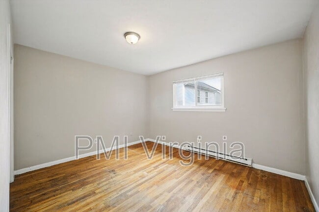 Building Photo - 2414 Courtney Ave