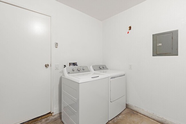 Building Photo - BRAND NEWLY RENOVATED 3BD/2BA Condo in the...