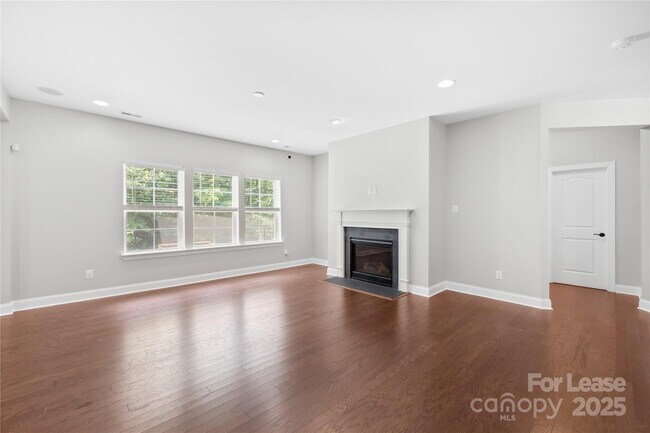 Building Photo - 2136 Laurens Dr