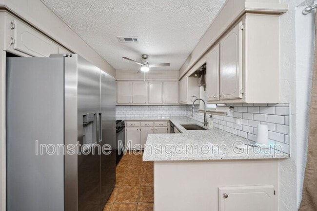 Building Photo - 13515 S Fern St