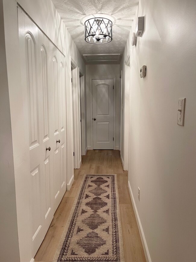 Building Photo - 717 Redwood Park