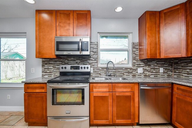 Building Photo - 455 Glenburnie Dr