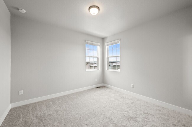 Building Photo - Spacious Family Home in Quiet Neighborhood