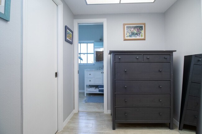 Building Photo - Fully Furnished - 2 bed 2 Bath villa - South Sarasota