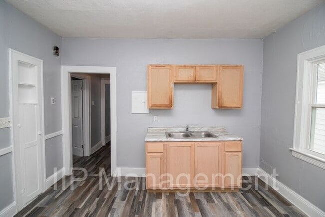 Building Photo - Charming and Refinished 2 Bedroom in Cleve...