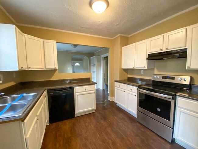 Building Photo - 3 bed, 2 bath near Highland and Spottswood