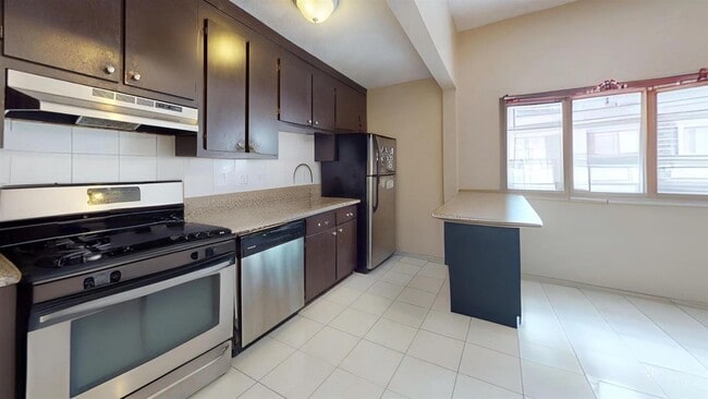 Building Photo - 240 School St