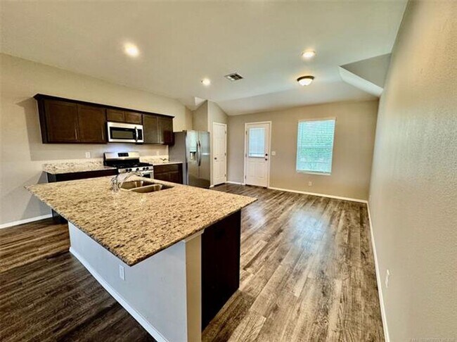 Building Photo - 4 bed/2 bath newer construction in prime location in Claremore!