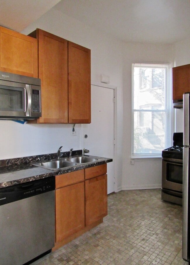 Building Photo - Cozy 1 Bed / 1 Bath - River West