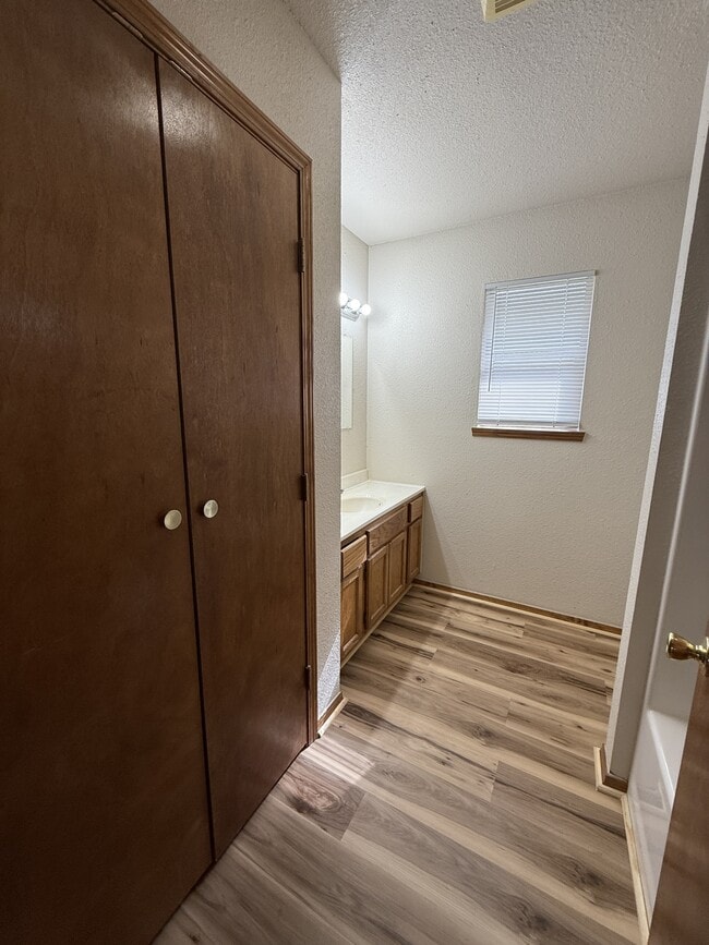 Building Photo - 818 Roff St