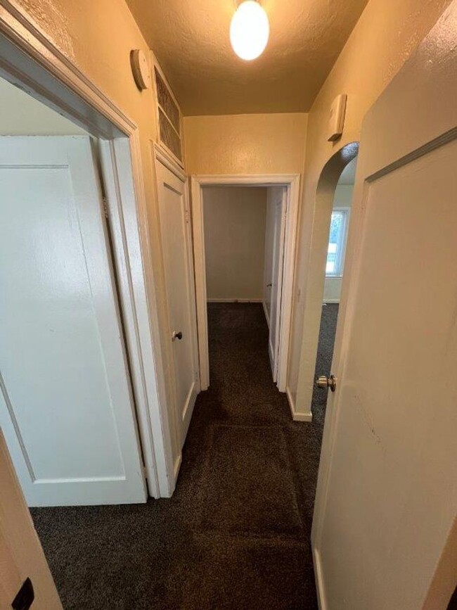 Building Photo - Two Bedroom Conveniently located in Cen...