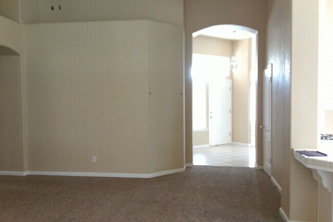 Building Photo - Beautiful 4 Bedroom home in the Clovis District