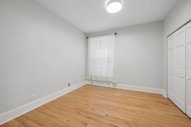 Building Photo - 1521 W Sunnyside Ave