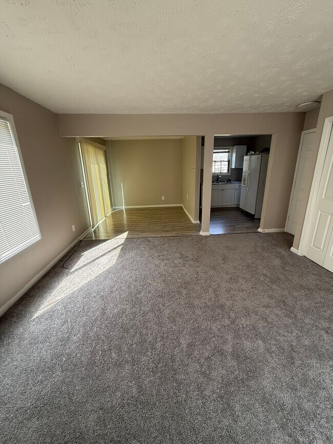Building Photo - Charming 3-Bedroom Property in Prime Location