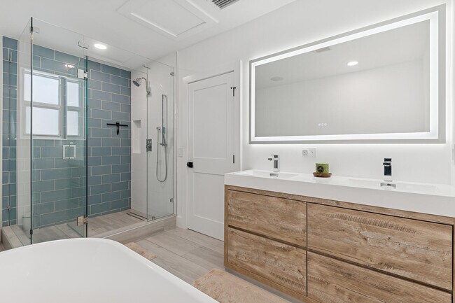 Building Photo - 2740 NE 40th Ct