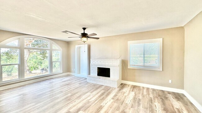 Building Photo - Lovely Single-Story Country Home on Wide Open Space with Detached Garage Space!
