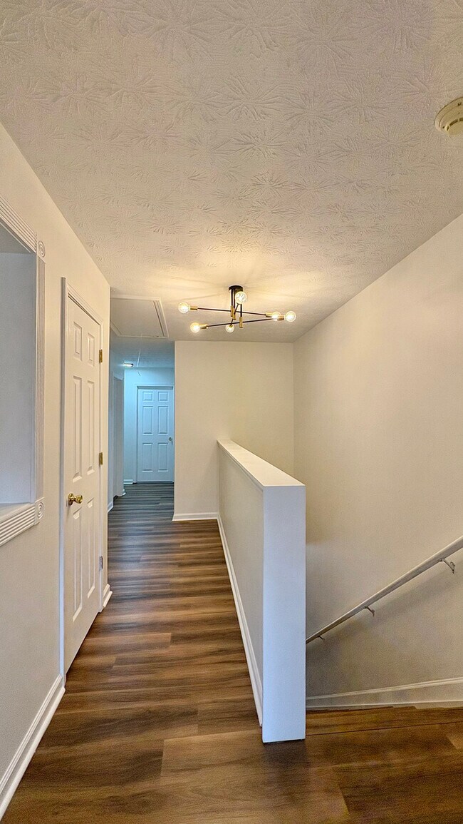 Building Photo - Town Home - 3 Beds - 3 Baths