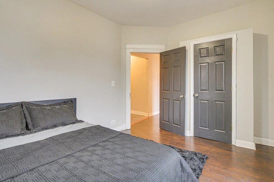 Building Photo - 7440 S Ingleside Ave