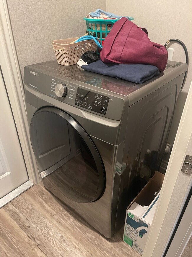 Building Photo - Bryan - 3 Bedroom / 2 Bath / 2 car garage / fenced in back yard.