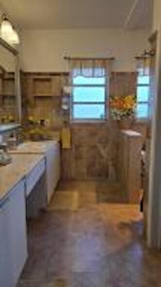 Building Photo - 4705 Holly Dr