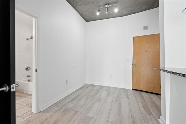 Building Photo - 943 Peachtree St NE
