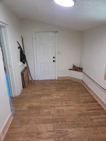 Mud room and front door - 530 N Royal Ave