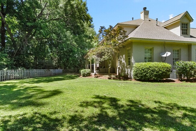 Building Photo - Beautiful 5 Bed 3.5 Bath Home! Available Summer 2026! Book Your Tour Today!