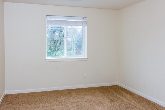 Building Photo - 3 bedroom 2.5 Bath with Fenced Back Yard - Pet Friendly