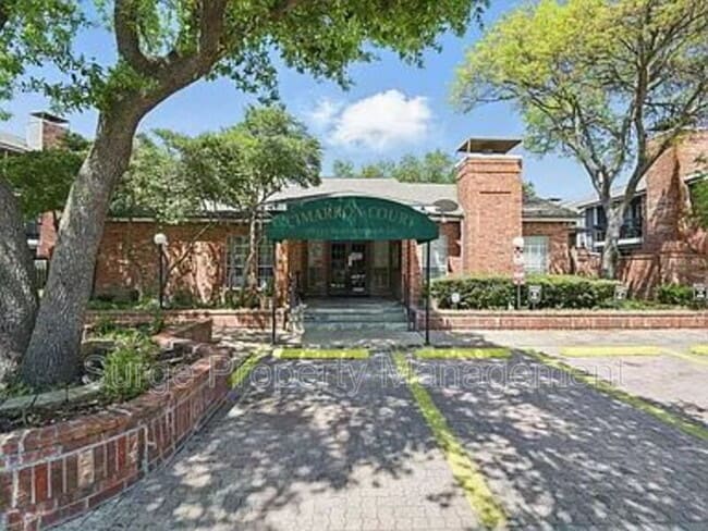 Building Photo - 18333 Roehampton Dr