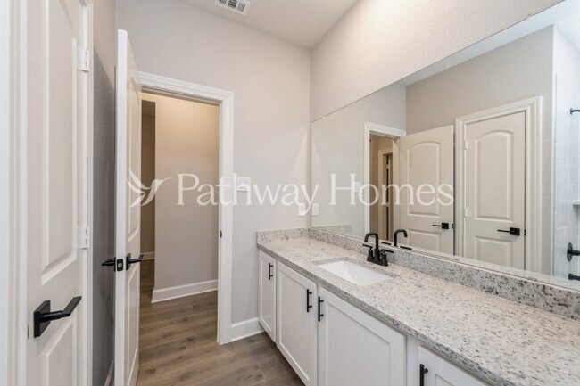 Building Photo - 628 Brookside Dr