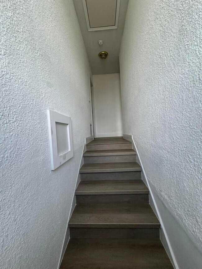 Building Photo - 330 Cypress Dr