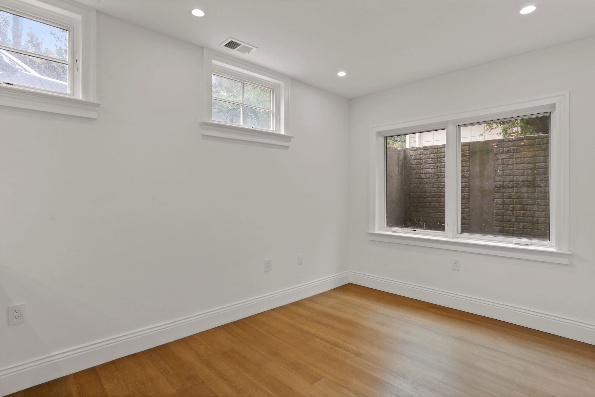 living room - 913 N Ivy St
