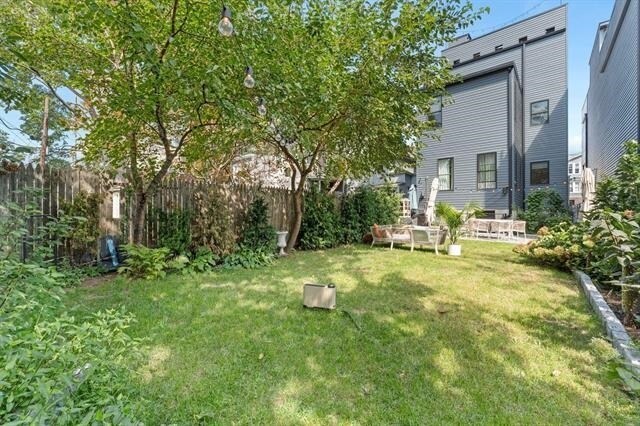 Building Photo - 93 Pearsall Ave