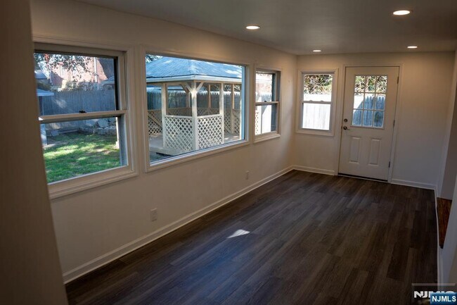 Building Photo - 58 Elm St