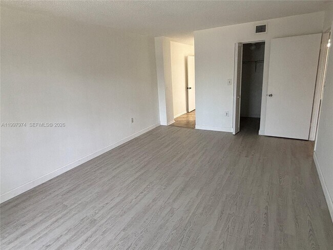 Building Photo - 10854 N Kendall Dr