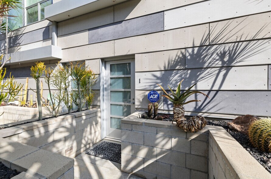 Building Photo - 742 N Hudson Ave