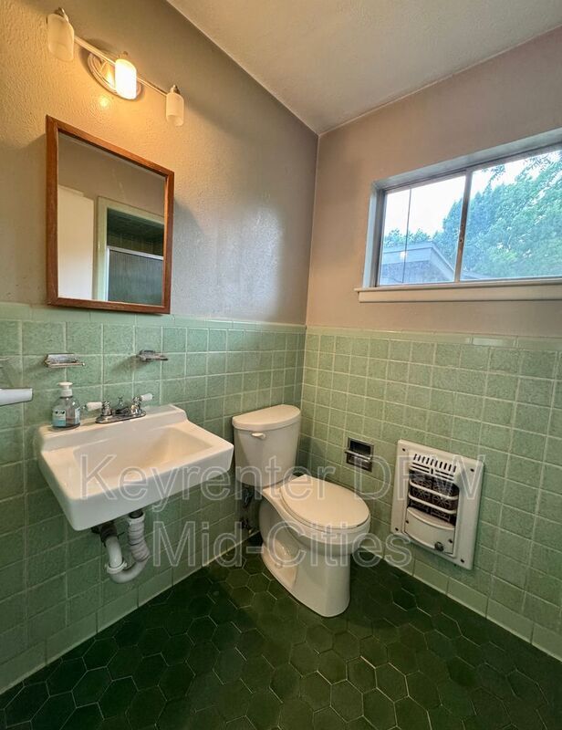 Building Photo - 3104 Medina Ave