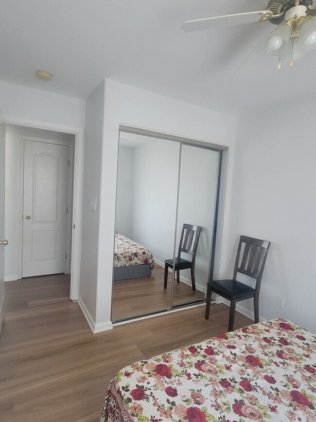 Building Photo - Beautifully Updated Townhouse in Sought-Af...