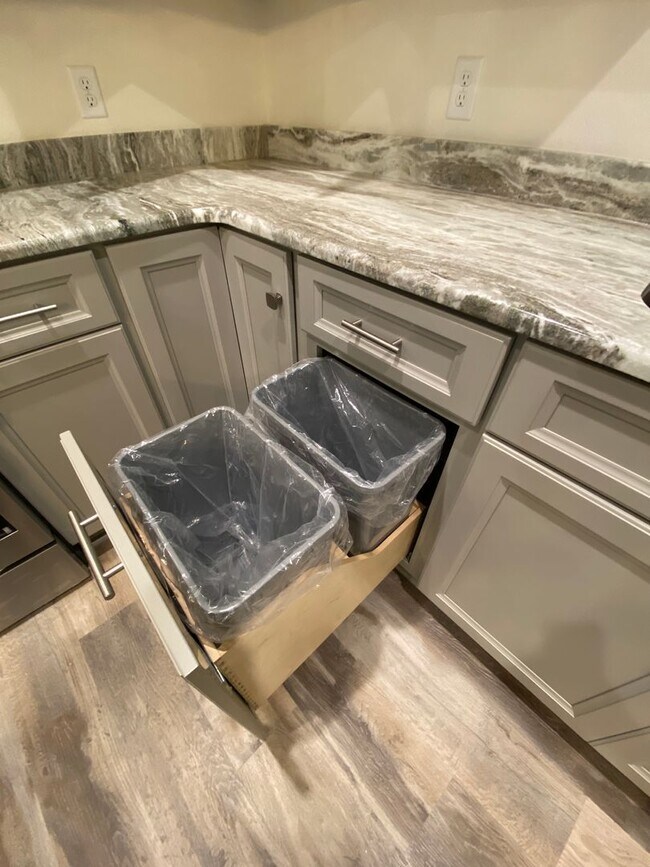 Building Photo - 1402 Parkway Dr