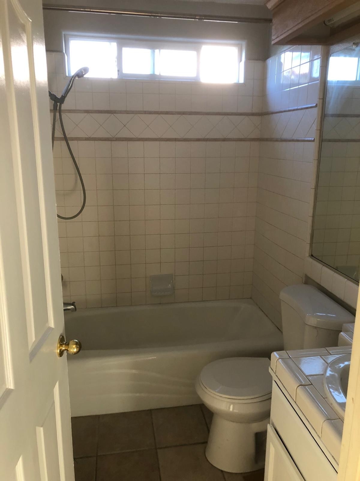 Hallway bathroom - 1634 Fir Dr