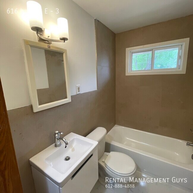 Building Photo - 616 Ivy Ave E