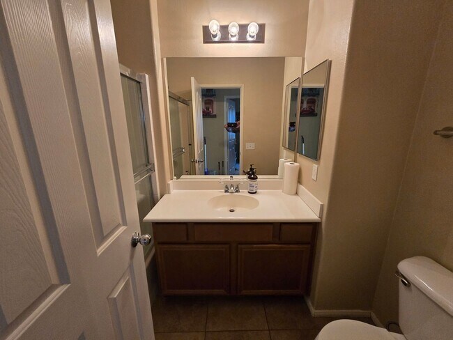 Building Photo - 3 Bedroom 2 Bath located in Mountain View DHS